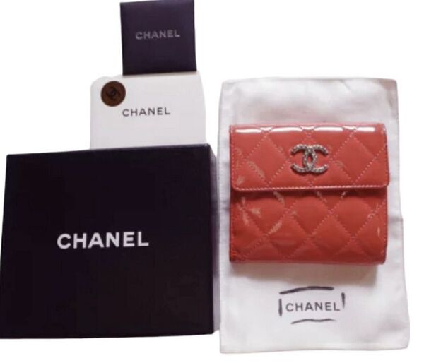 【本物】CHANEL シャネル コイン入れ ミニ 財布 ココマーク コンパクト エナメル サーモンピンク レディース メンズ