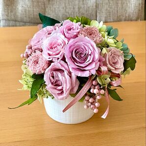 **優美なバラをあしらって..*°..花言葉は感謝・温かい心..お花の贈り物 プリザーブドフラワー