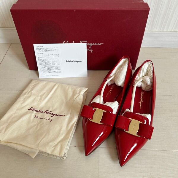 フェラガモ エナメル 靴 パンプス イタリア製レッド新品未使用Ferragamo ヴァラリボン フラットシューズ 6D23cm