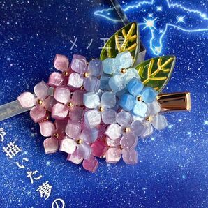 みずみずしい紫陽花のヘアクリップ 青と赤紫のグラデーション