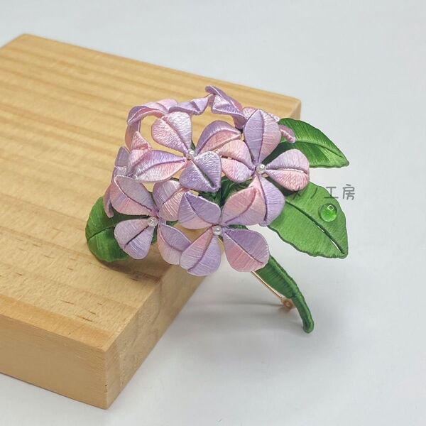 紫陽花のコサージュ 立体刺繍風ブローチ グラデーションピンクx薄紫