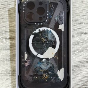CASETiFY iPhone 15 Pro Max ウルトラバウンスケース White and Black Floral 花 黒