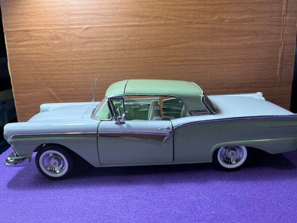 SunStar フォード スカイライナー 1958 1/18 ミニカー