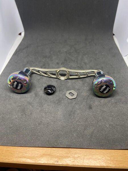 【美品】リブレ×フィッシュアロー クランク110 EF30ノブ ダイワ、アブ用右センターナット付き ブラック