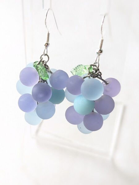 914 【再再販】雨上がりの輝きを耳元に。紫陽花色のマットレジンぶどうピアス/イヤリング