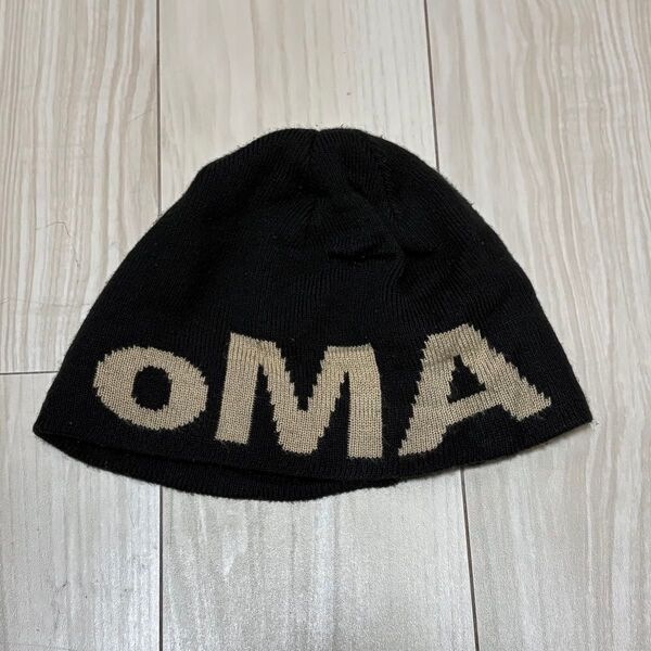 oMA ロゴ入り 黒ニット帽 ビーニー