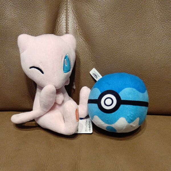 ミュウとモンスターボールのぬいぐるみ