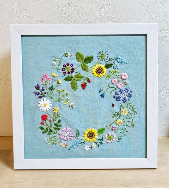 ローズとひまわりと草花のリース(刺繍生地のみ)