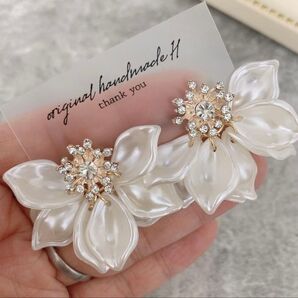 再販ビジュー×じゃらじゃらパールタイト花びら2wayピアス イヤリング ハンドメイド