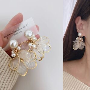 再販ぷっくりパール×じゃらパール×クリアゴールドひし形花びらピアスイヤリング ハンドメイド