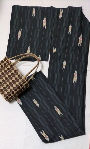コウヤ謹製 洗える着物 小紋 プレタ 単衣 矢羽根 絞り 灰色 黒地 グレー 桜 花 コウヤ 広衿 古典柄