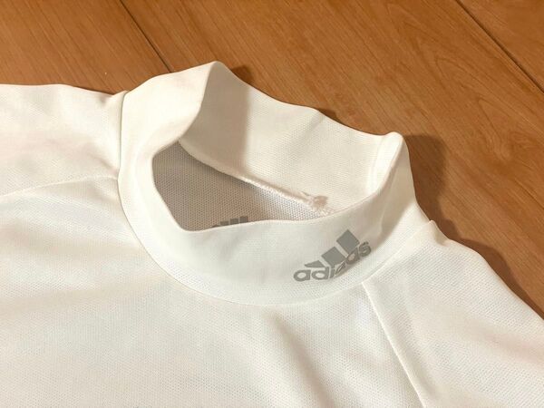 adidas モックネックシャツ
