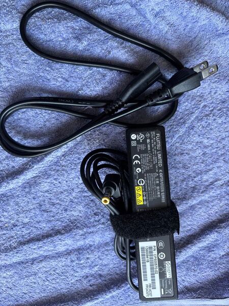 富士通 ACアダプター CP500570-02 19V