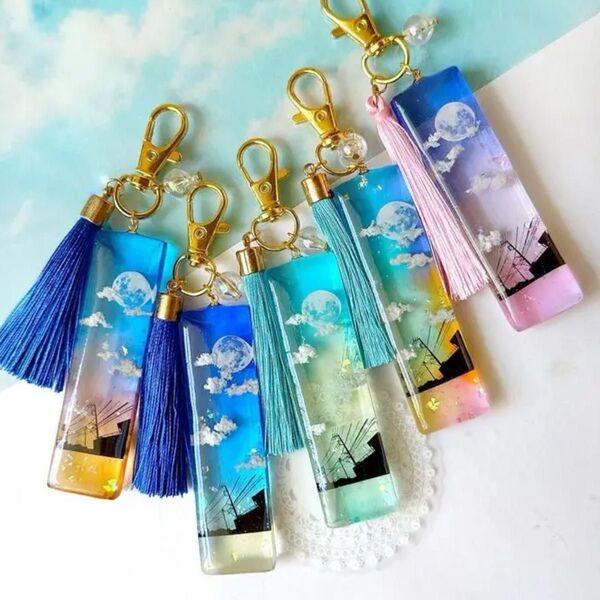 【 5カラー 】雲レジン 月が浮かぶ小さな街の風景 タッセル キーホルダー ハンドメイド 【オーダー】