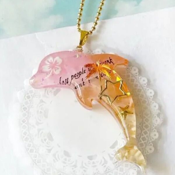 夕焼けの南国リゾート 色彩の海 イルカさん レジンネックレス キーホルダー ペンダント オレンジ×ピンク ハンドメイド