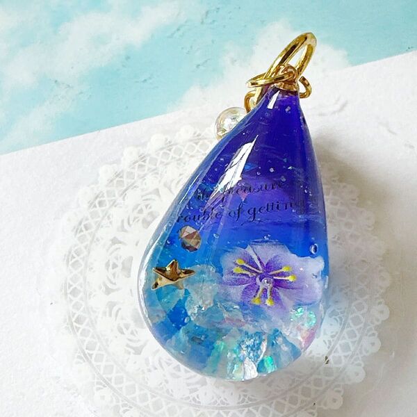 パープル×ブルー 夏のきらめき 色彩の海 大きめ しずく型 レジンネックレス ペンダント キーホルダー ハンドメイド