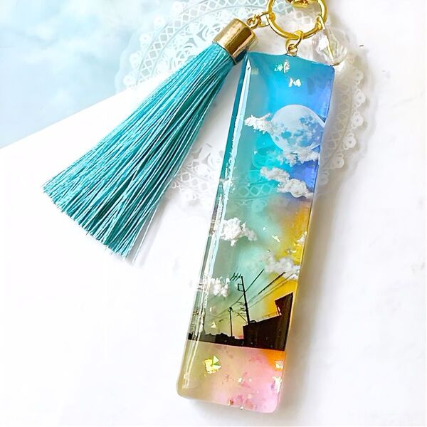 虹色の空 レインボー 月が浮かぶ小さな街の風景 雲レジン タッセル キーホルダー バックチャーム ハンドメイド