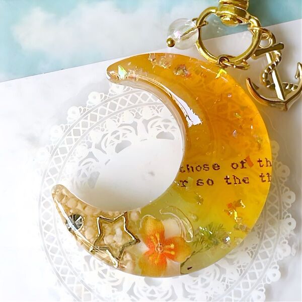 オレンジ×イエロー 夏のきらめき 色彩の海 三日月 レジンネックレス ペンダント キーホルダー ハンドメイド