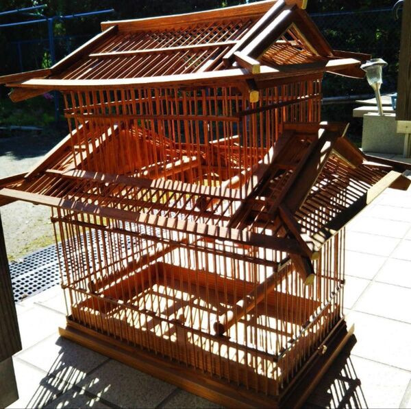 鳥籠 日本家屋風の鳥かごです。竹製木製