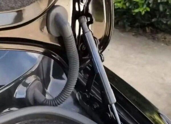 日産スカイライン v37 用強化トランクダンパー