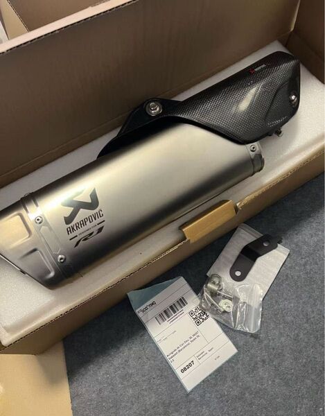アクラポビッチ スリップオンライン チタン レプリカ YZF-R1/M 15-25 サイレンサー