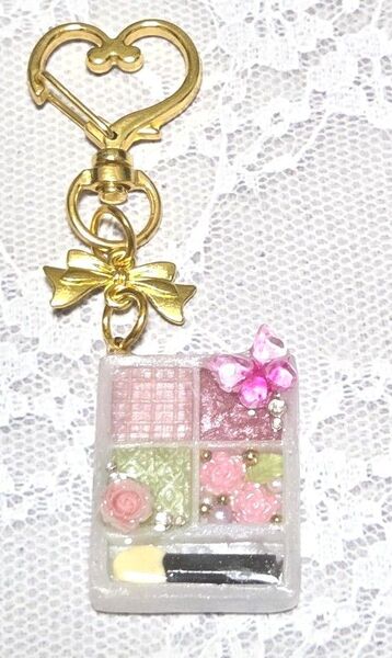 No101薔薇のアイシャドウパレットのキーホルダー・ハンドメイド・レジン・チャーム・コスメチャーム