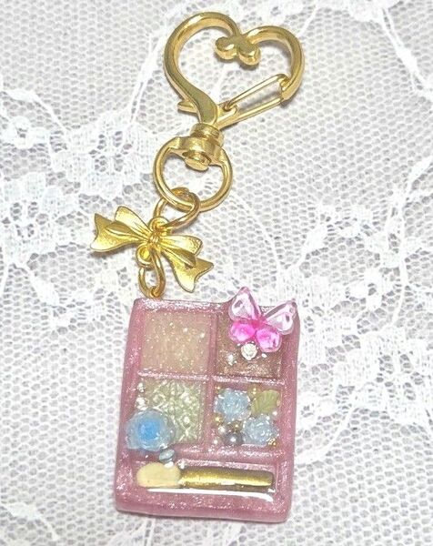No66薔薇のアイシャドウパレットのキーホルダー・ハンドメイド・レジン・チャーム・コスメチャーム