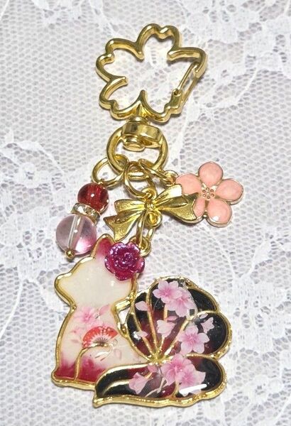 No99和ティスト九尾のキツネさんと桜花のキーホルダー・ハンドメイド・レジン・チャーム
