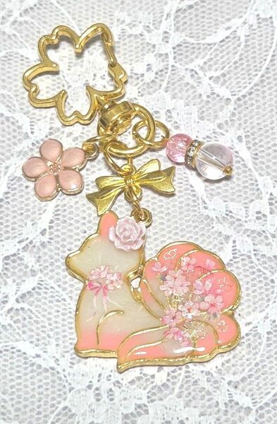 No98和ティスト九尾のキツネさんと桜花のキーホルダー・ハンドメイド・レジン・チャーム