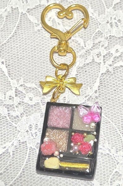 No102薔薇のアイシャドウパレットのキーホルダー・ハンドメイド・レジン・チャーム・コスメチャーム