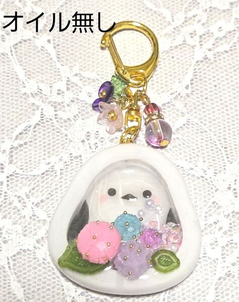 No94シマエナガちゃんと紫陽花のキーホルダー・オイル無し・ハンドメイド・レジン・チャーム・シャカシャカチャーム