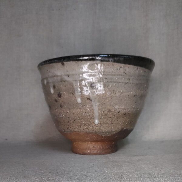 唐津焼 皮クジラ 新物です 抹茶茶碗 灰被り窯変茶碗 和食器 茶道具 箱なし 山茶窯井上良 窯印(さ)深茶碗 筒茶碗