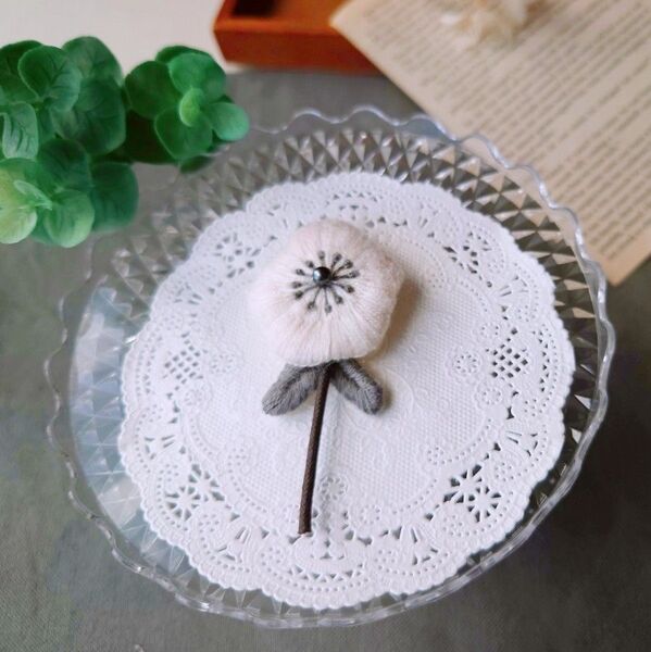ハンドメイド 北欧お花のブローチ