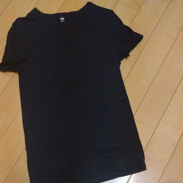 ユニクロ Tシャツ 黒色