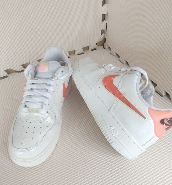 ナイキNIKE WMNS AIR FORCE 1 07 SE CV8482-100 23.5cm。5300円に値下げしました