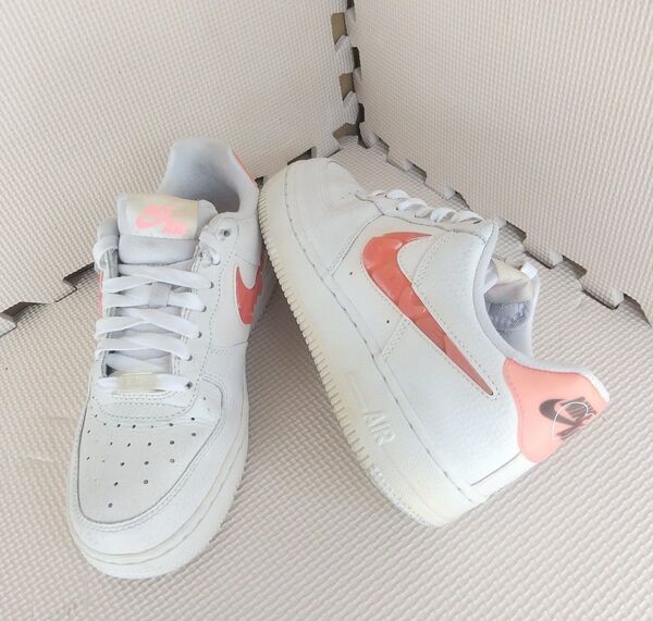 ナイキNIKE WMNS AIR FORCE 1 07 SE CV8482-100 23.5cm