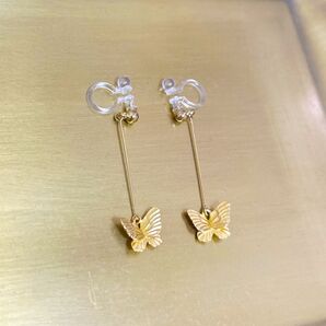【1回着用】ゆれる蝶々のピアス ノンホールピアス マットゴールド イヤリング スイング ピアス ゴールド バタフライ ちょうちょ
