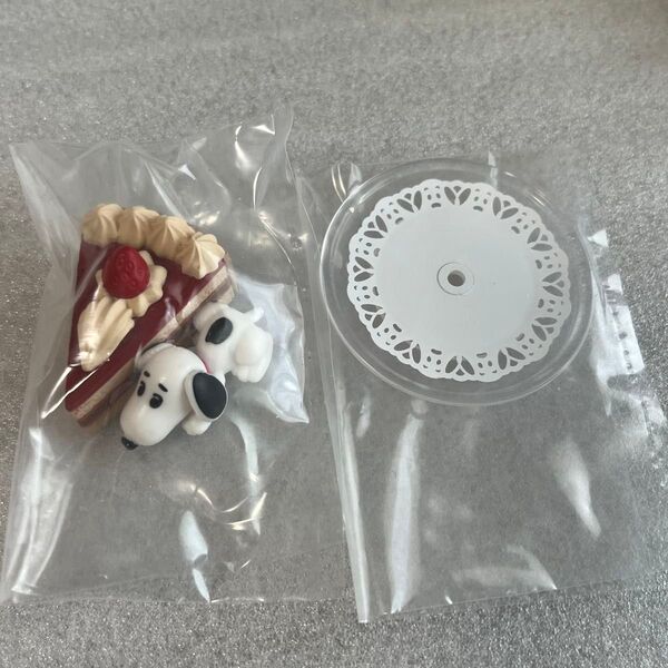 SNOOPY PEANUTS Yummy!スイーツマスコット スヌーピーチョコレートケーキ ガチャ カプセルトイ フィギュア