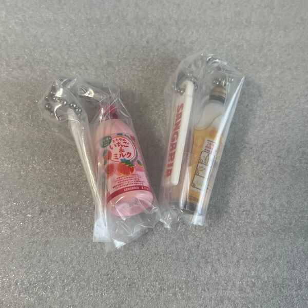 サンガリア ミニチュアチャーム こどもののみもの、まろやかいちご&ミルク ガチャ カプセルトイ キーホルダー