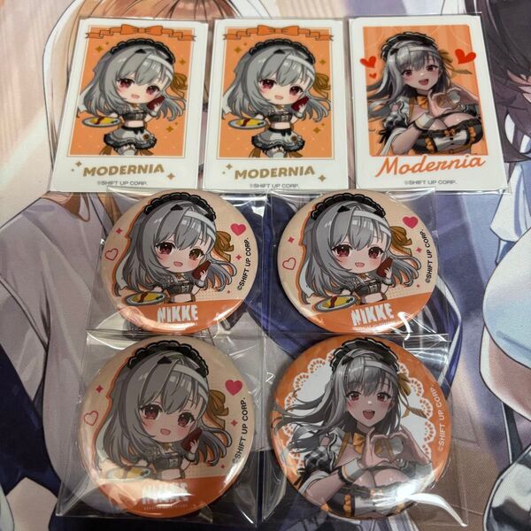 勝利の女神NIKKE モダニア メモリアルカフェ 缶バッジ フォトカード