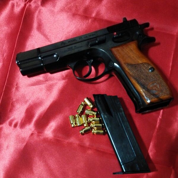 気まぐれ短期短期出品 マルシンCz75排莢タイプWディープブラック他社木製グリップ 新品ガスブローバック