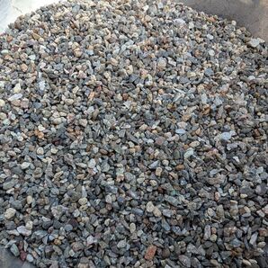 多目的用砂利 約1kg サイズ:約4ミリ〜7ミリ程度 テラリウム 水槽 観葉植物 ガーデニング