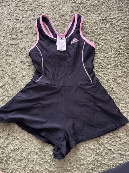 子ども用水着。 黒色。メーカーはadidasです。 女児