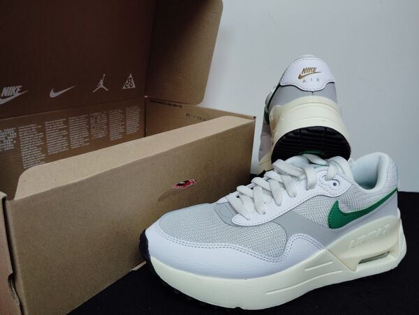 新品23.5cmナイキNIKEレディーススニーカーエア マックスシステムライトグレー グリーンAIRMAX SYSTM SC好きに