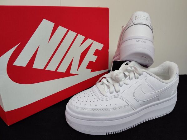 新品23.5ナイキコートビジョンアルタホワイト白COURTVISIONエアフォース1AF1好きに厚底スニーカーNIKEレディース