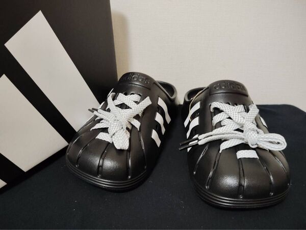 新品22.5cmアディダスadidasレディースサンダル アディレッタクロッグAdilette Clogs スリッポンクロッグ黒