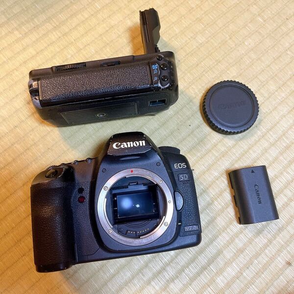 動作品 Canon EOS 5D MarkⅡBG-E6 バッテリーグリップ 充電器無し 使用感あります デジタル一眼レフカメラ