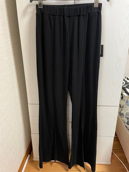 裾スリットフレアパンツ