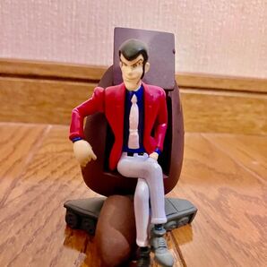 ルパン3世 トレーディングフィギュア プライズ品 ラムダ兵 オブジェに座るルパン 赤いジャケット