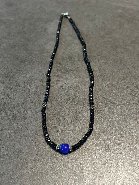 ビーズネックレス 黒×青 アクセント